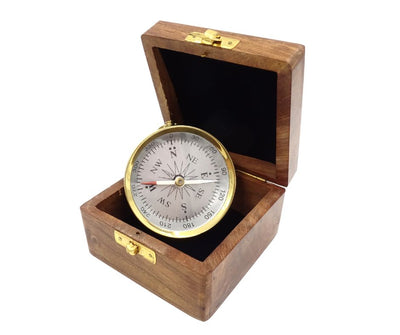 Bússola de latão em caixa de madeira com possibilidade de personalização por gravação - presente elegante para amantes da marinharia, diâmetro 7,5 cm, altura 1,5 cm