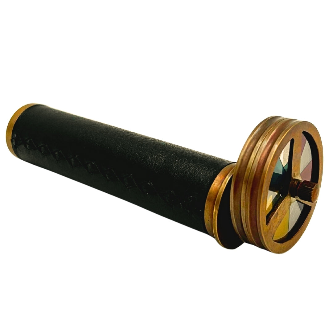 Caleidoscópio Retro de Latão e Couro com Possibilidade de Personalização por Gravação - Presente Elegante com 18 cm de Altura e 5,5 cm de Diâmetro
