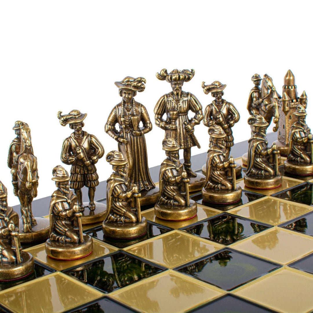 Xadrez metálico exclusivo com tabuleiro de latão 44 x 44 cm – Peças medievais com possibilidade de personalização por gravação