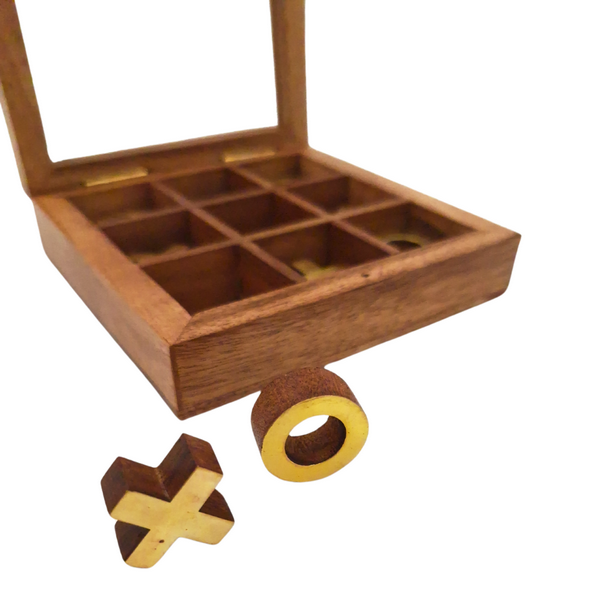 Jogo Elegante de Jogo da Velha em Caixa com Tampa de Vidro com Possibilidade de Personalização por Gravação - Conjunto Luxuoso de Madeira e Latão, Ideal para Presentear Professores e Diretores - Dimensões 12,5 x 12,5 x 2,5 cm