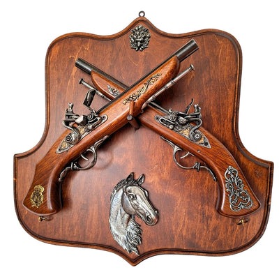Réplica de Pistolas de Pederneira em Suporte de Madeira com Possibilidade de Gravação Personalizada – Presente Ideal para Amantes de História e Colecionadores – Alta Qualidade, Construção Robusta, Design Elegante 45x44 cm