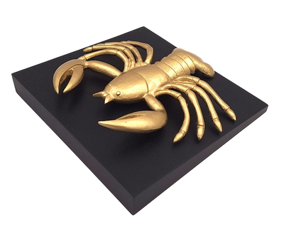 Estatueta decorativa dourada de Caranguejo em alumínio com possibilidade de personalização por gravação - presente elegante para qualquer ocasião, dimensões 29 x 27,5 x 9 cm, base de madeira preta