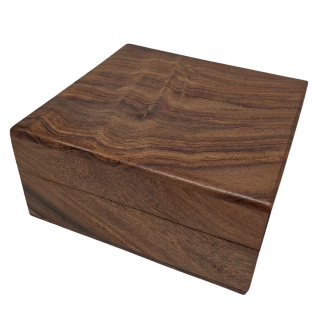 Elegante caixa de madeira com forro azul-marinho, 14x14x6,5 cm, personalizável com gravação