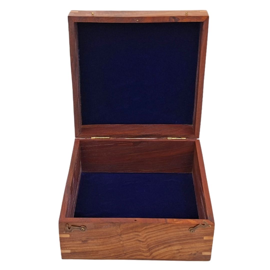 Elegante caixa de madeira para presentes, 20x20x11 cm, com forro azul-marinho e opção de personalização com gravação