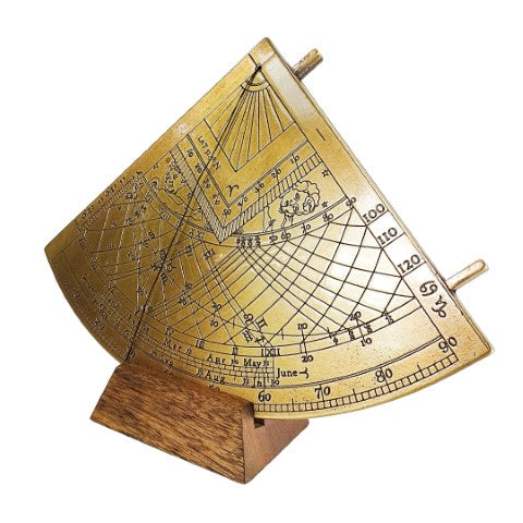 Quadrante Solar de Latão Gunter H39 com base de madeira, possibilidade de personalização por gravação, presente ideal para amantes da astronomia, altura 17 cm, embalagem elegante para presente