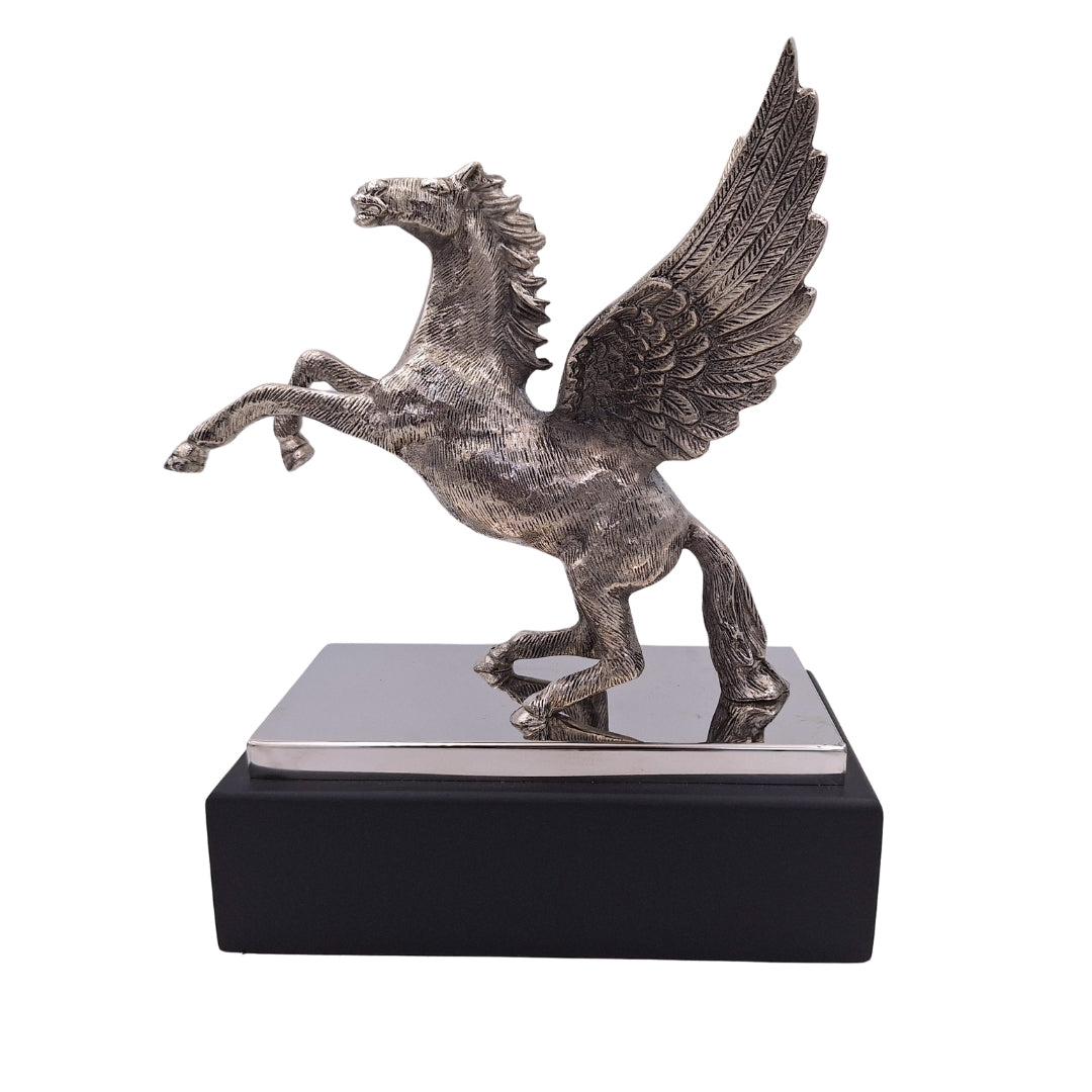 Figura Decorativa Pégaso em Alumínio com Base em Aço e Madeira, Gravação Personalizada, Presente Elegante para Amantes da Mitologia Grega, Altura 36 cm, Cor Prateada com Base Preta
