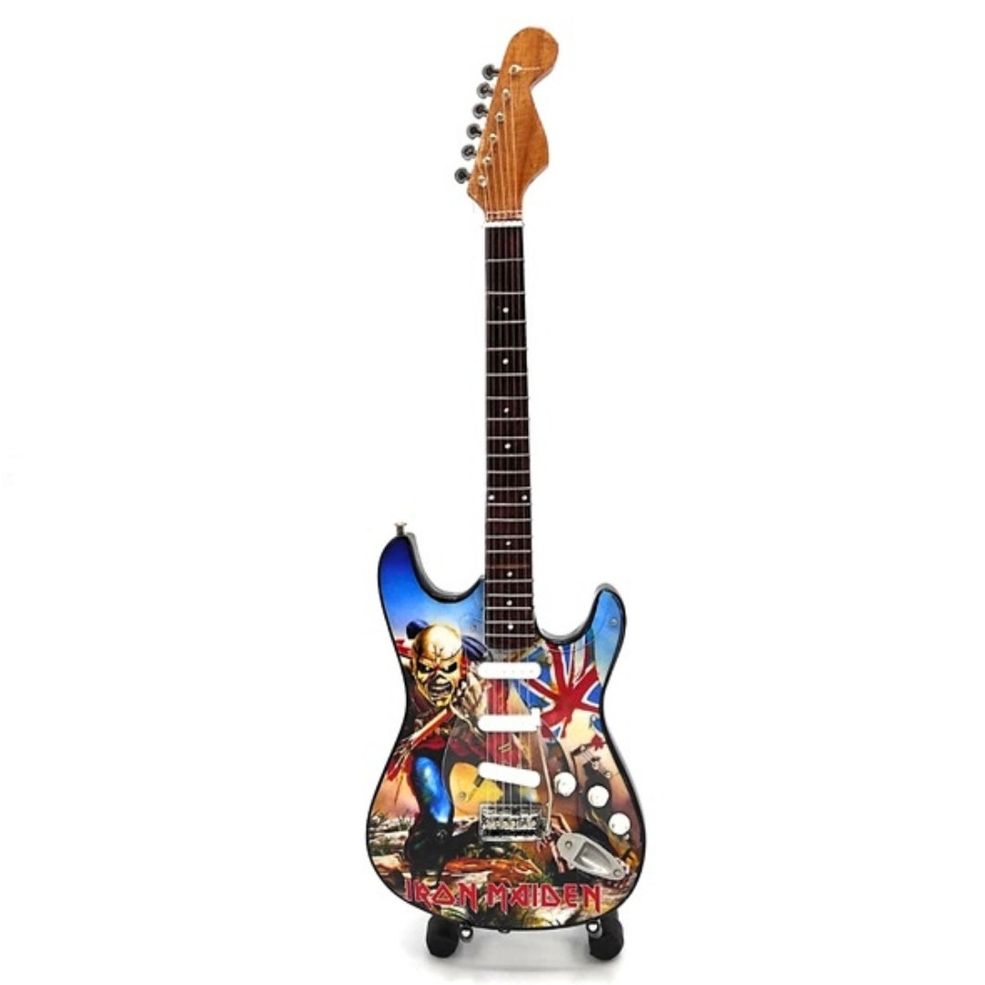 Mini guitarra decorativa Iron Maiden “The Trooper” em mogno - ornamento feito à mão para fãs de música