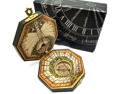 Relógio de sol octogonal e bússola H06 com possibilidade de personalização por gravação – presente elegante para amantes da navegação, feito em madeira e latão, com ornamentação rica, dimensões 7,3 x 2 cm