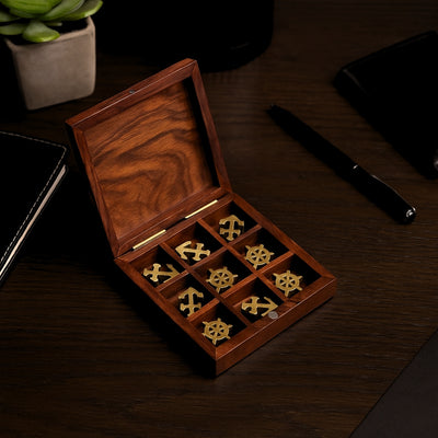 Jogo do galo náutico em madeira com gravação - Presente personalizado para velejadores, dimensões 10x10 cm, design elegante com detalhes em latão