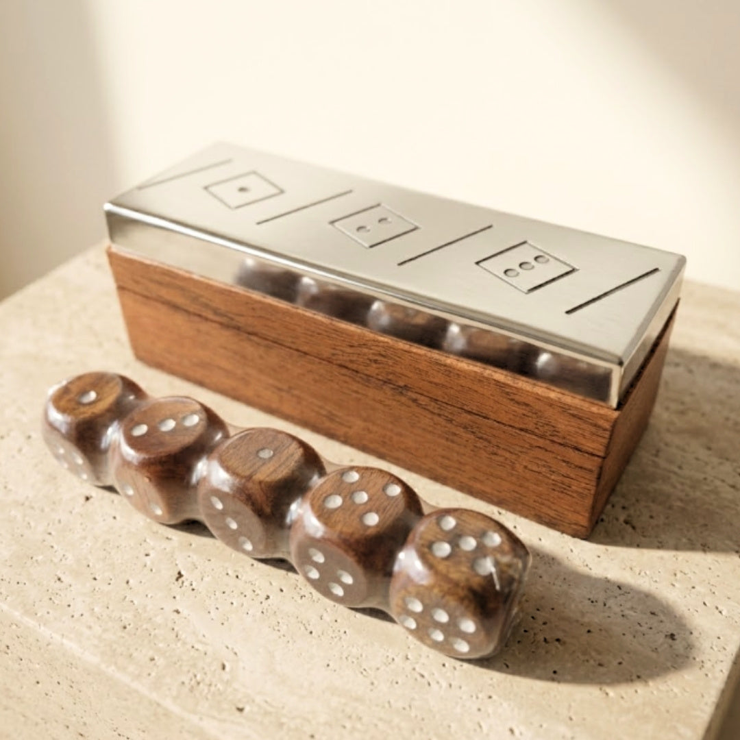 Jogo de dados com gravação personalizada em caixa de madeira com tampa metálica, ideal para presente – G1117, 12,5x4,5x4,5 cm