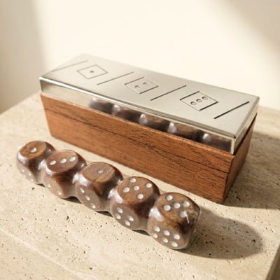 Jogo de dados com gravação personalizada em caixa de madeira com tampa metálica, ideal para presente – G1117, 12,5x4,5x4,5 cm