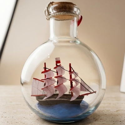 Barco na Garrafa Rafandynka com possibilidade de personalização por gravação – decoração marítima clássica de 8,5 cm, presente para amantes da vela