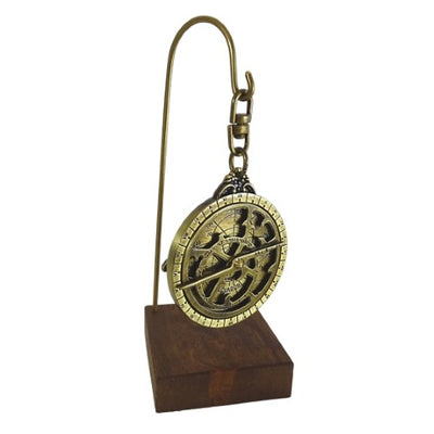 Astrolábio miniatura H81 com base de madeira e possibilidade de personalização por gravação - elemento decorativo elegante para presente a amante da astronomia, altura 13 cm, diâmetro 4,5 cm, execução única com atenção ao detalhe