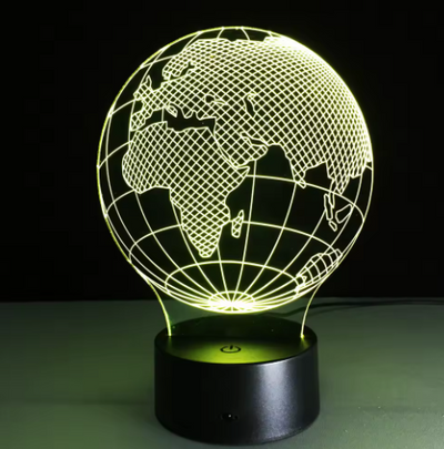 Candeeiro LED Globo com 7 cores de luz, possibilidade de personalização por gravação, presente ideal para viajantes, altura 17 cm, cabo USB