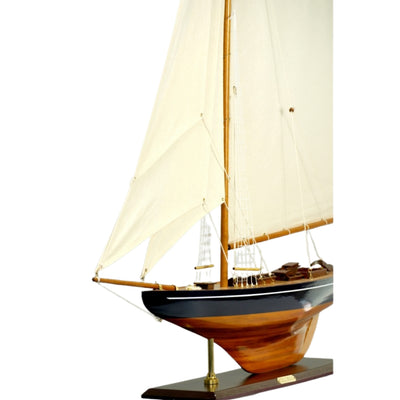 Modelo de iate Columbia com vela gafada, altura 104 cm, em madeira, com possibilidade de personalização por gravação