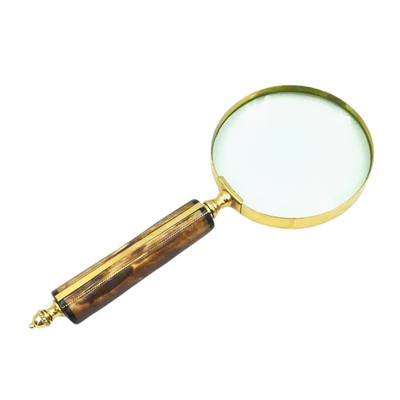 Lupa MFM com armação em latão e cabo em osso, ampliação de 3.5x, personalização por gravação, ideal como presente para colecionadores, dourada e branca/creme, dimensões 10 x 23 x 1.9 cm