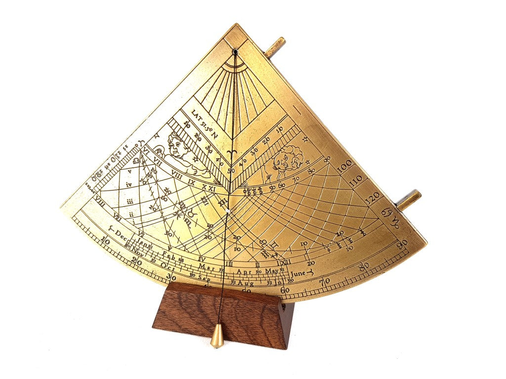 Quadrante Solar de Latão Gunter H39 com base de madeira, possibilidade de personalização por gravação, presente ideal para amantes da astronomia, altura 17 cm, embalagem elegante para presente