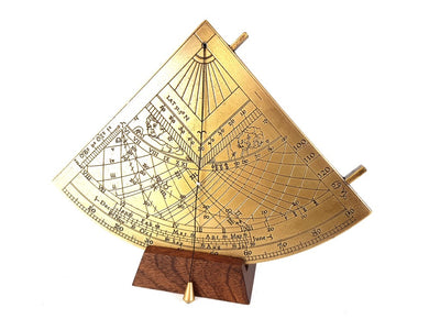 Quadrante Solar de Latão Gunter H39 com base de madeira, possibilidade de personalização por gravação, presente ideal para amantes da astronomia, altura 17 cm, embalagem elegante para presente
