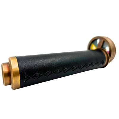 Caleidoscópio Retro de Latão e Couro com Possibilidade de Personalização por Gravação - Presente Elegante com 18 cm de Altura e 5,5 cm de Diâmetro