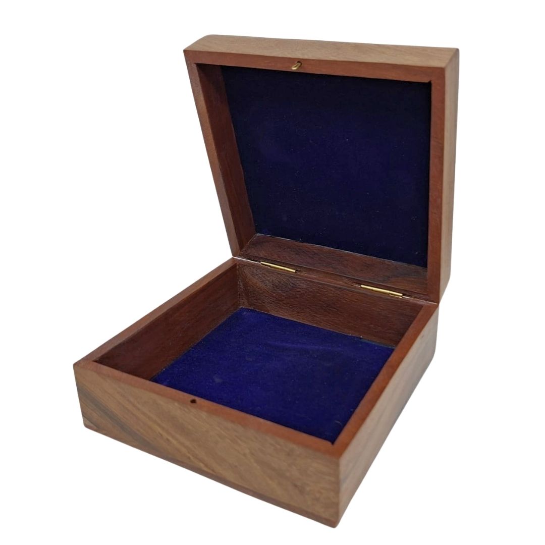 Elegante caixa de madeira com forro azul-marinho, 14x14x6,5 cm, personalizável com gravação