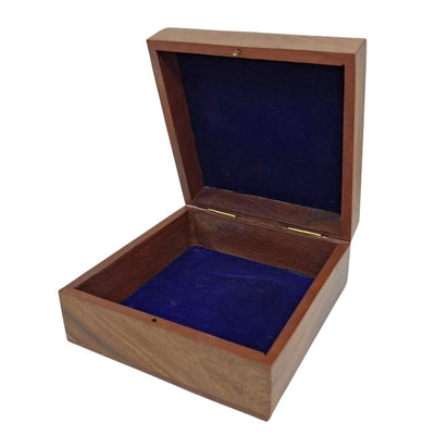 Elegante caixa de madeira com forro azul-marinho, 14x14x6,5 cm, personalizável com gravação