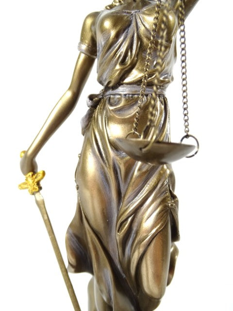 Estatueta Têmis 35 cm com possibilidade de personalização com gravação - presente elegante para advogado, juiz ou consultor jurídico, feita de poli-resina em cor dourada com acabamento antigo