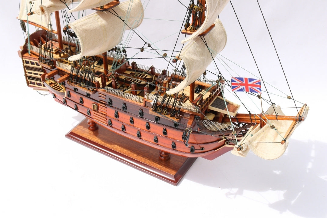 Modelo do veleiro HMS Victory montado 54 cm - Réplica feita à mão com possibilidade de personalização por gravação - Presente ideal para amantes da vela - Alta qualidade, base de madeira elegante