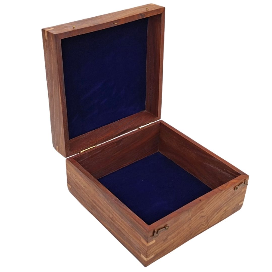 Elegante caixa de madeira para presentes, 20x20x11 cm, com forro azul-marinho e opção de personalização com gravação