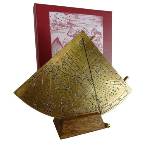 Quadrante Solar de Latão Gunter H39 com base de madeira, possibilidade de personalização por gravação, presente ideal para amantes da astronomia, altura 17 cm, embalagem elegante para presente