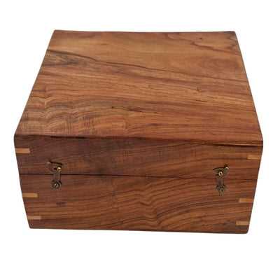 Elegante caixa de madeira para presentes, 20x20x11 cm, com forro azul-marinho e opção de personalização com gravação