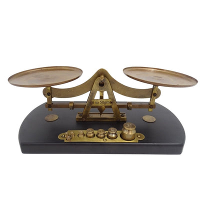 Balança Retro WSB7 em Latão com Base de Madeira e Gravação Personalizada – Presente Ideal com 8 Pesos (1g, 2g, 5g, 10g, 20g, 50g) – Altura 10 cm, Comprimento 25,5 cm