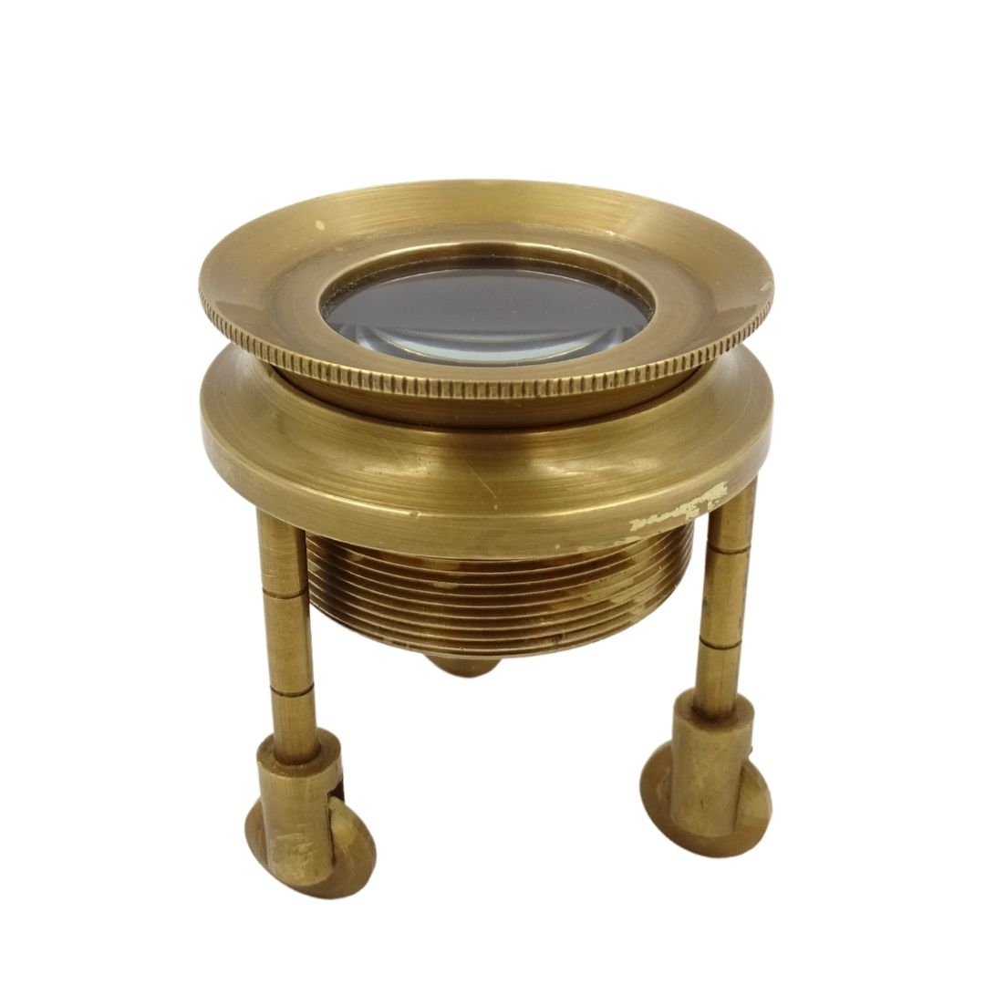 Lupa com Tripé MAG-0015 com Caixa em Latão, Cor Dourada, Possibilidade de Personalização de Gravação, Ideal para Presente para Joalheiros e Filatelistas, Altura 7 cm, Ampliação x3