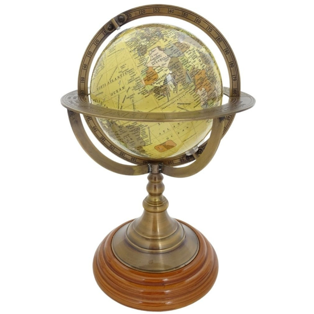 Globo decorativo com base em latão e possibilidade de personalização por gravação