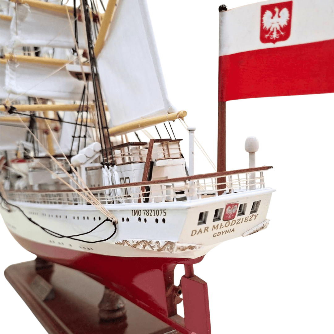 Modelo exclusivo do veleiro Dar Młodzieży XXL 71 cm, com possibilidade de personalização por gravação