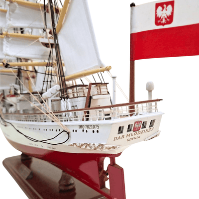 Modelo exclusivo do veleiro Dar Młodzieży XXL 71 cm, com possibilidade de personalização por gravação