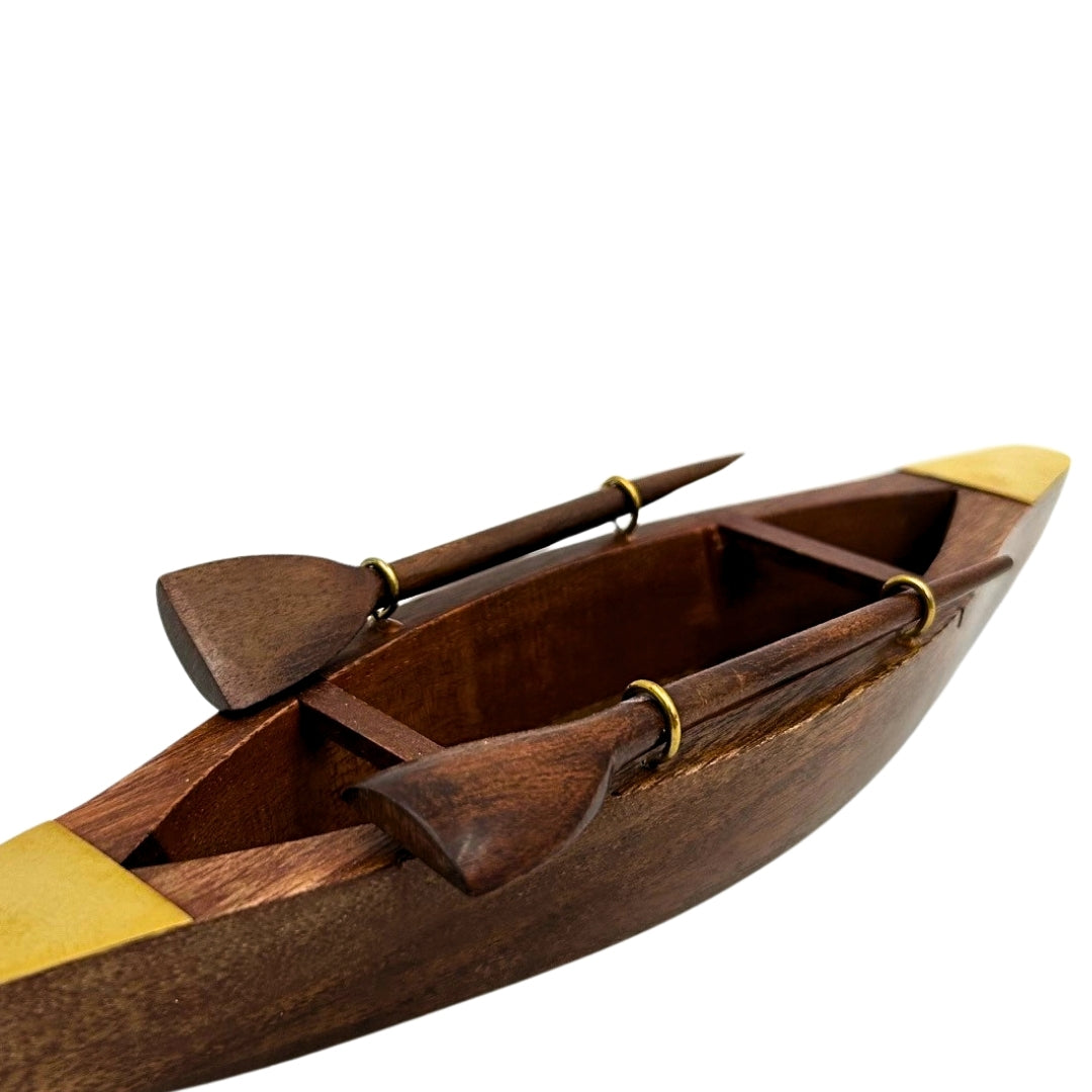 Elegante modelo de barco em madeira de 25 cm - Decoração para secretária com elementos em latão - Presente ideal para velejadores com opção de personalização por gravação - Estilo náutico e retro