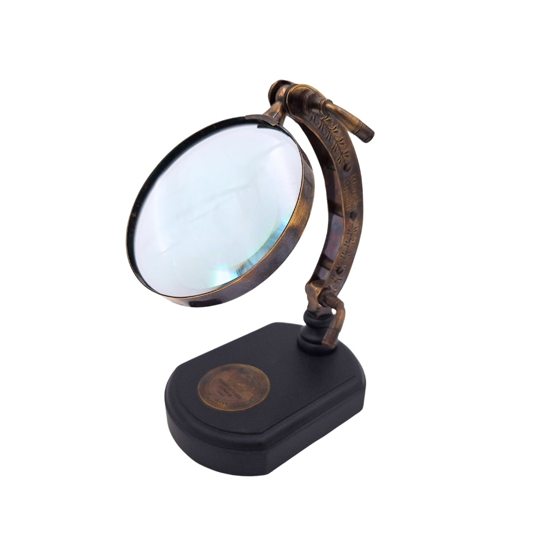 Lupa elegante com base de madeira ajustável, possibilidade de personalização por gravação, ideal para presente, altura 20 cm, vidro de aumento 10 cm, estrutura e braço de latão