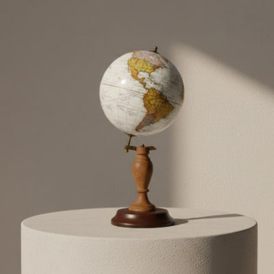 Globo decorativo elegante em base de madeira com possibilidade de personalização por gravação, 27 cm, castanho escuro, ideal para presente