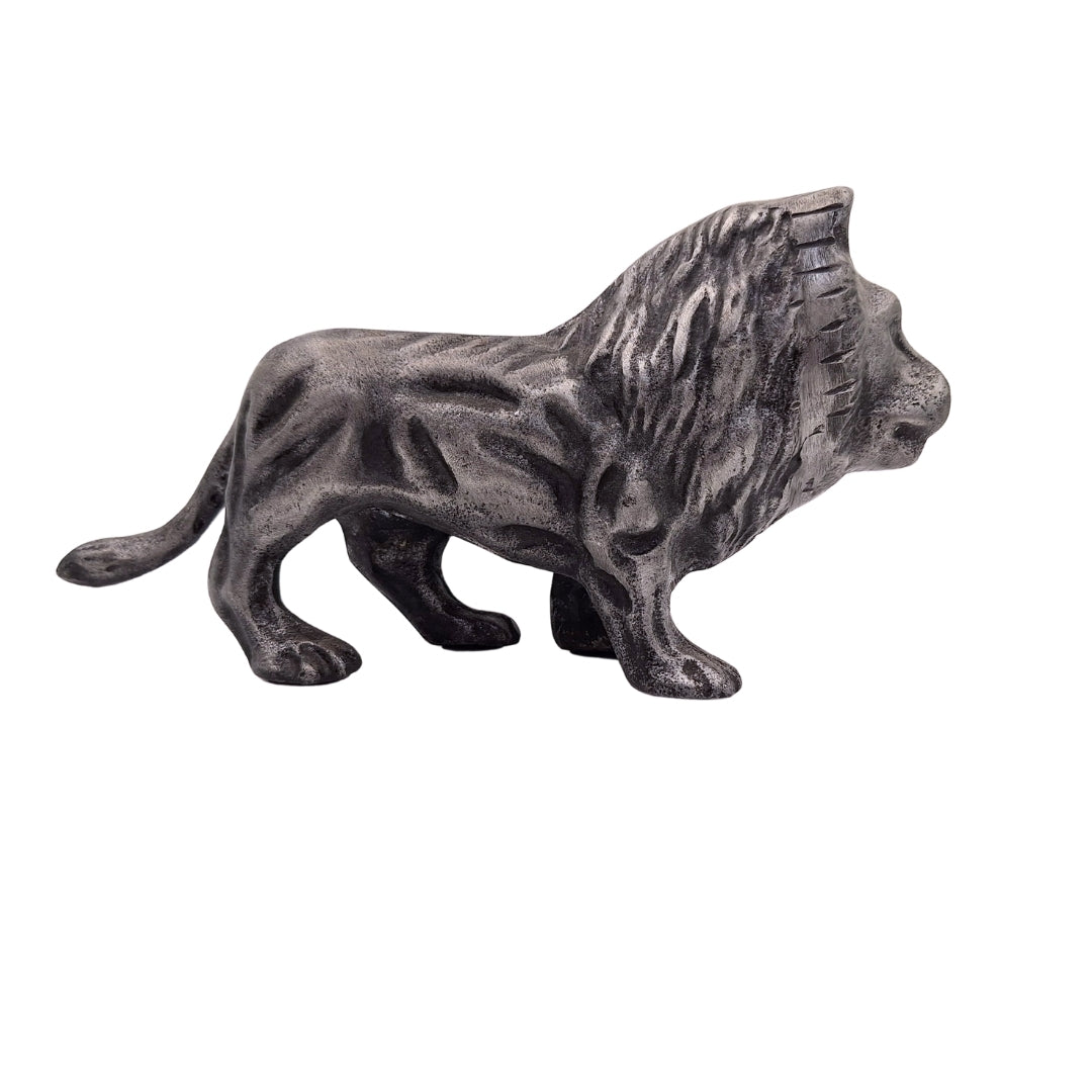 Figura decorativa LEO em alumínio na cor prata, gravação personalizada