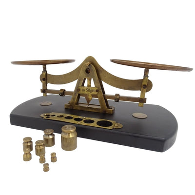 Balança Retro WSB7 em Latão com Base de Madeira e Gravação Personalizada – Presente Ideal com 8 Pesos (1g, 2g, 5g, 10g, 20g, 50g) – Altura 10 cm, Comprimento 25,5 cm