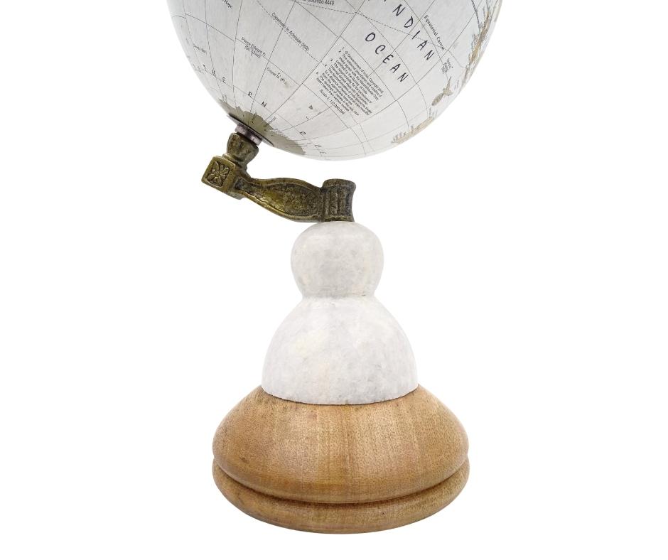 Globo Decorativo Voyager em Base de Mármore e Madeira com Opção de Personalização por Gravação – Presente Elegante para Amantes de Viagens, Altura 32 cm, Diâmetro 15,5 cm, Mapa Branco com Continentes Coloridos