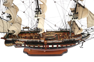 Grande modelo exclusivo do veleiro USS Constitution 100cm com possibilidade de personalização por gravação