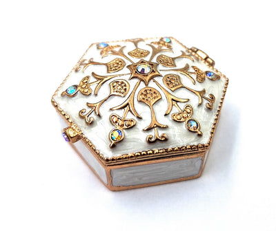 Caixa de presente elegante em metal com cristais B0035-08WH, branco e dourado, possibilidade de personalização por gravação, ideal para joias e pequenos objetos, 5x5x2 cm