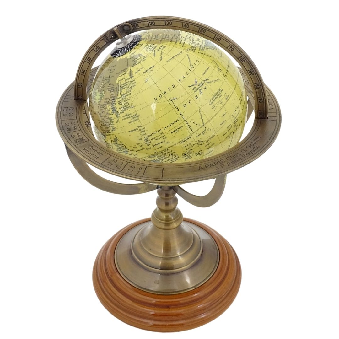 Globo decorativo com base em latão e possibilidade de personalização por gravação