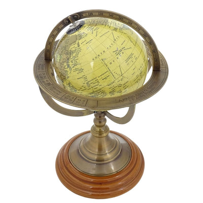 Globo decorativo com base em latão e possibilidade de personalização por gravação