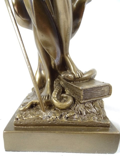 Estatueta Têmis 35 cm com possibilidade de personalização com gravação - presente elegante para advogado, juiz ou consultor jurídico, feita de poli-resina em cor dourada com acabamento antigo