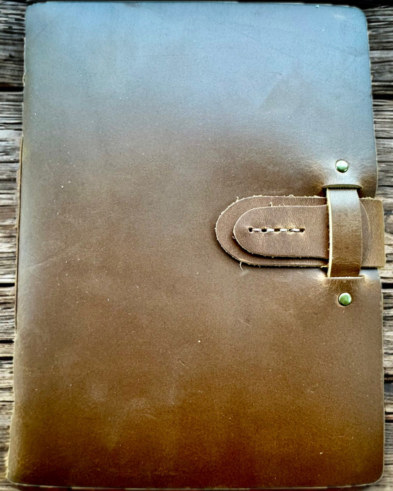 Notatnik Premium "RetroNotes" – Caderno Elegante de Pele Verdadeira - 200 páginas, 120g, caderno, bloco de desenho, cor castanha, personalização com gravação