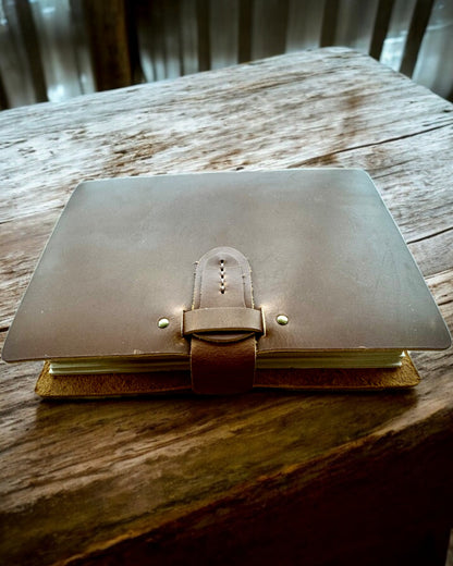 Notatnik Premium "RetroNotes" – Caderno Elegante de Pele Verdadeira - 200 páginas, 120g, caderno, bloco de desenho, cor castanha, personalização com gravação