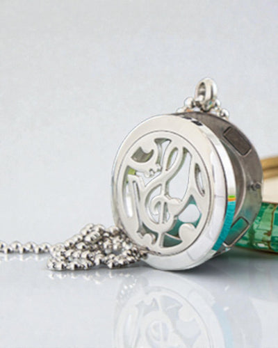 Sinfonia do Aroma – Colar de Aromaterapia com Motivo de Notas Musicais 25 mm