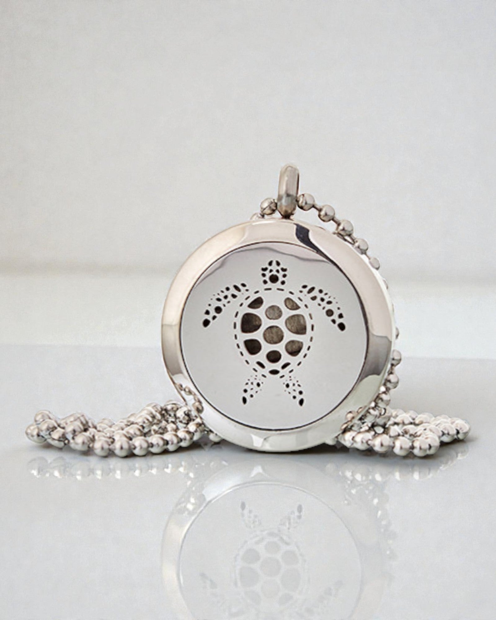 AromaTurtle – Colar de Aromaterapia com Motivo de Tartaruga 25 mm em Aço Inoxidável